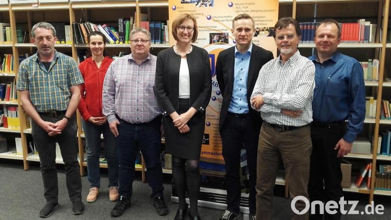 Johanna Baumann (Mitte) wurde als Vorsitzende des Fördervereins am JAS-Gymnasium Nabburg wiedergewählt. Das Foto zeigt sie zusammen mit Mitgliedern der alten und neuen Vereinsführung: (von links) Horst Bauer, Manuela Vogl, Markus Wild, Hubert Pamler, Albert Bruckner und Oliver Weist. Nicht abgebildet ist der neue zweite Vorsitzende Andreas Schlotter. Bild: exb