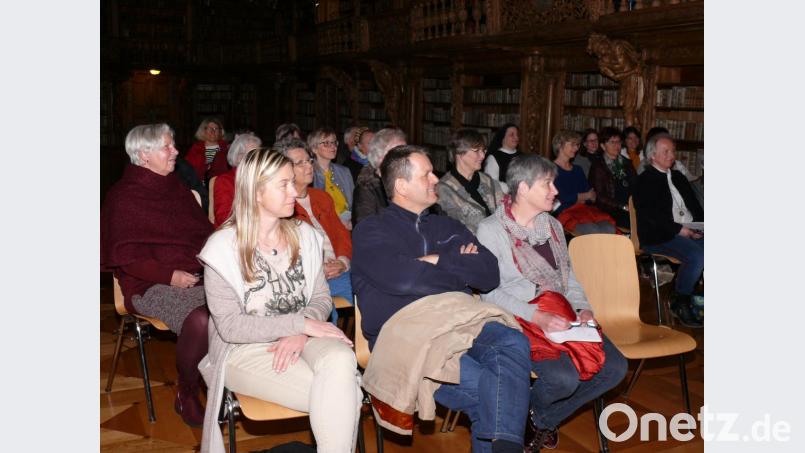 Zum Märchenabend waren viele Besucher ins Kloster gekommen. Bild: kgg