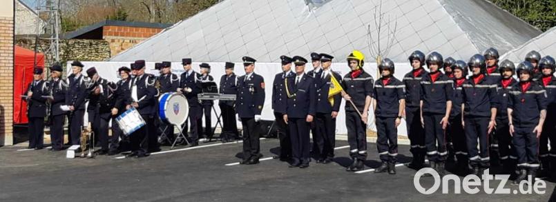 Die Eröffnung des neuen Feuerwehrgerätehauses verlief nach strengem Zeremoniell. Auch ein Musikkorps war dabei. Bild: exb