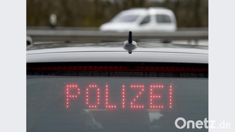 Auf der B 299 zwischen Amberg und Ursensollen hat die Polizei vier Afghanen aufgegriffen: Sie wurden offenbar von einem Schleuser in einem Auto hierher gebracht und dann einfach an der Straße ausgesetzt. Symbolbild: Carsten Rehder/dpa