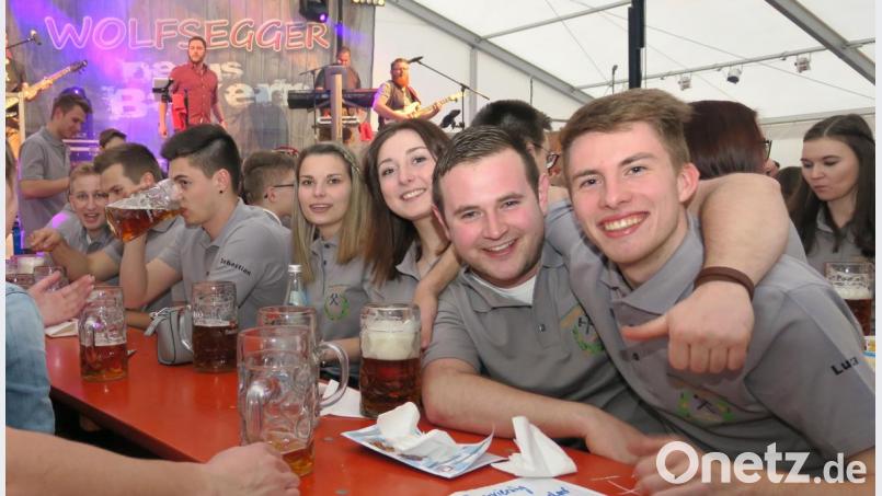 Die Partybands sorgten für Stimmung und gute Laune im Wackersdorfer Volksfestzelt. Bild: Hirsch