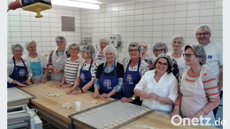 Frauen des Katholischen Frauenbundes haben Osterbrote geformt. Bild: rgr