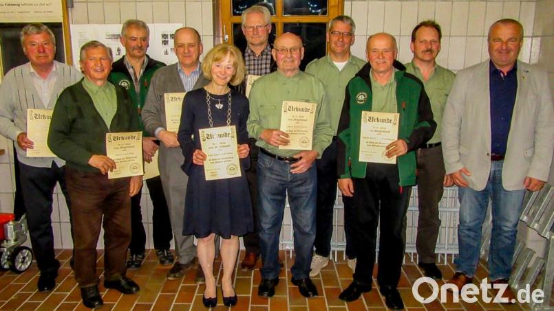 Bei den Naturfreunden wurden zahlreiche Mitglieder für 25- oder 40-jährige Vereinszugehörigkeit ausgezeichnet. Unser Bild zeigt sie mit Bürgermeister Josef Deichl (rechts) und Vorstand Thomas Neidl (Vierter von rechts). Bild: rbm