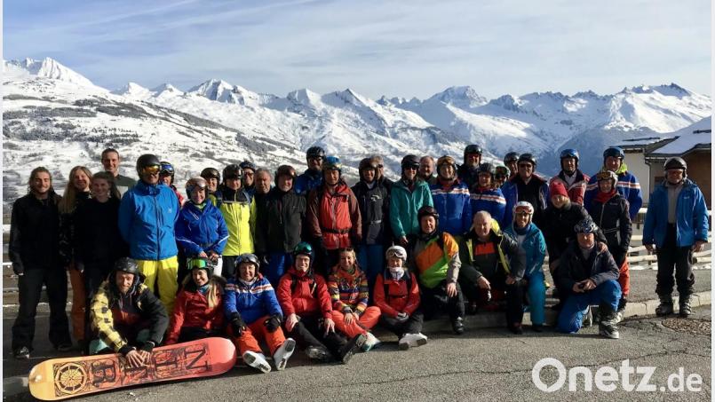Skifahren und Genießen wie Gott in Frankreich war für die Skifreunde der DJK-Pressath angesagt. Vor der Kulisse des Mont Blancs stellte sich die internationale Truppe zum Gruppenbild. Bernhard Scharf (zweiter von rechts) hatte die einwöchige Fahrt in die Skiregion „Paradiski“ organisiert. Bild: mor