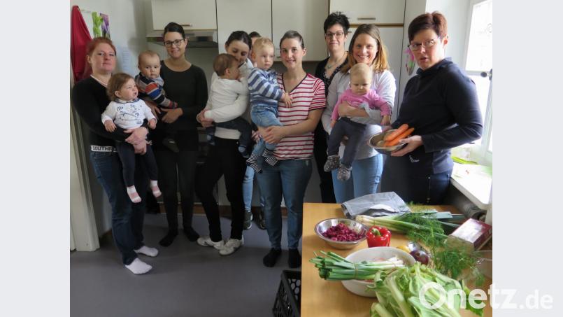 Diätassistentin Barbara Michalski (rechts) bereitete mit den jungen Müttern gesunde und schmackhafte Gerichte für ihre Kleinkinder zu. Bild: jzk