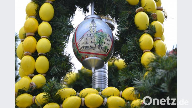 Bekannte Weidener Motive sind auf den vier Straußeneiern in der Krone des Osterbrunnens. Bild: hcz
