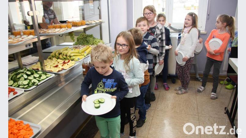 Ein wenig Geduld war schon notwendig, bis alle Teller gefüllt waren. Bild: wro