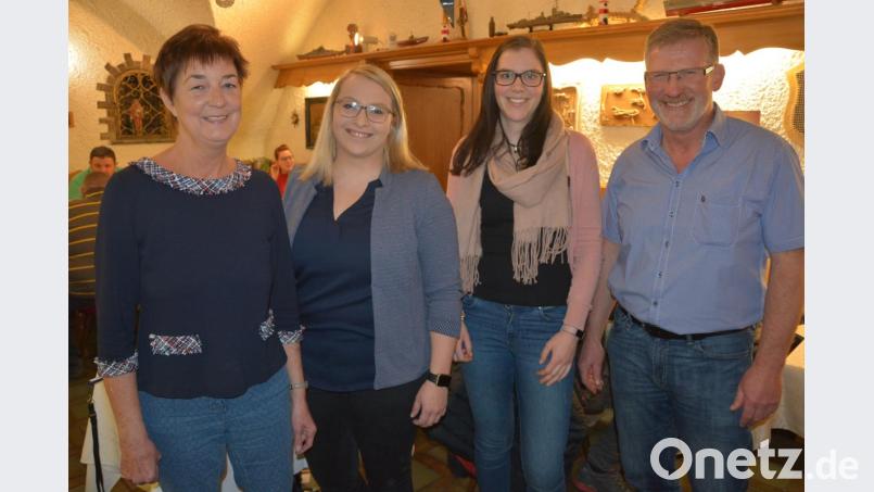 Jugendbeauftragter Johann Wurm dankte der scheidenden Ursa Pilz (links) für elf Jahre Arbeit am Ferienprogramm. Neu im Boot der Stadt Waldsassen in Sachen Ferienprogramm sind stellvertretende Jugendbeauftragte Katja Bloßfeldt (Zweite von links) und Tina Kastl von der Stadtverwaltung. Bild: jr