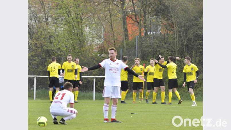 Während die FC-Spieler im Hintergrund den Treffer zur 2:0-Führung durch Torjäger Martin Popp (rechts) in der 73. Spielminute bejubeln, kauert Inter-Spieler Nicolei Dürbeck (links) enttäuscht am Rasen, Dominik Mikalauskas (Mitte) ist ratlos. Bild: Ziegler