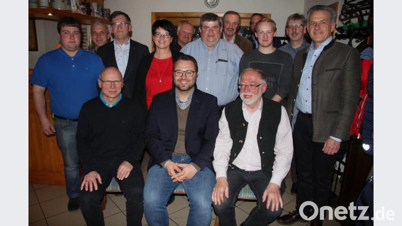 Matthias Grundler (vorne in der Mitte) bleibt Ortsvorsitzender der Falkenberger CSU. Ergänzt wird das Vorstandsgremium von erfahrenen Mitgliedern. Zur Wahl gratulierte der Mitterteicher Bürgermeister und stellvertretende Landrat Roland Grillmeier (rechts). Bild: wro