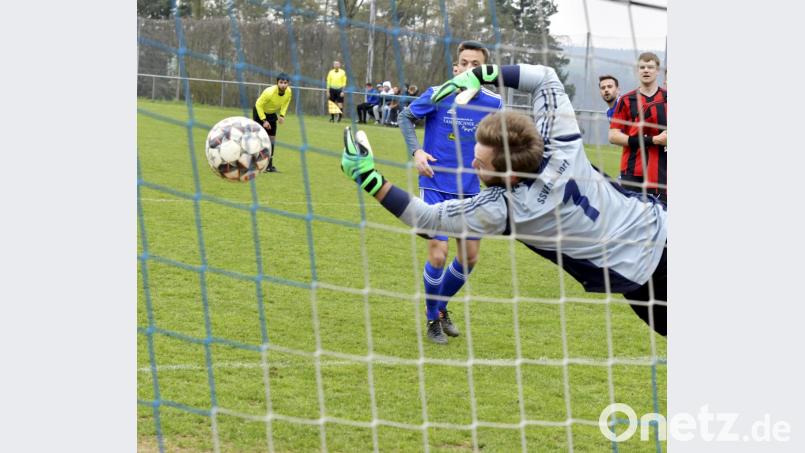 Unhaltbar für den Paulsdorfer Torhüter Alexander Auer schlug der Schuß des Ensdorfer Stürmers Johannes Luschmann (nicht im Bild) in der langen Torecke zur Ensdorfer Führung in der 44. Spielminute ein. Bild: Ziegler