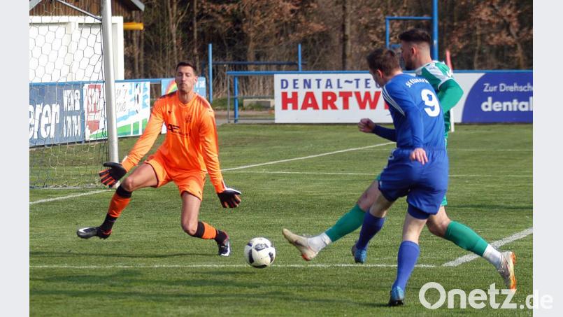Martin Pasieka zieht ab, aber Fortuna-Torwart Michael Popp kann den Schuss abwehren: Der SV Etzenricht besiegte den SV Fortuna Regensburg mit 3:1 und wahrte die kleine Chance auf den direkten Ligaverbleib. Bild: otr