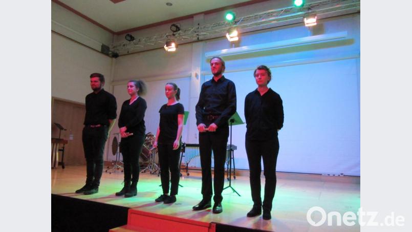 Minimale Ausrüstung und maximale Konzentration: Das Percussion-Ensemble Philipp Gerlicher, Judith Hubbauer, Lilly Feile, Hannes Tischer und Coralie Gottschalk (von links) brannte ein Rhythmus-Feuerwerk ab. Bild: aks
