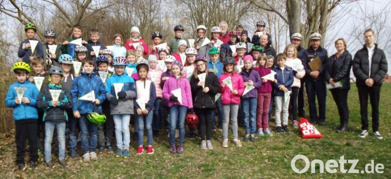 Lauter strahlende Gesichter: Alle 44 Viertklässler der Grundschulen Hirschau und Ehenfelder haben die Radfahrprüfung bestanden. Dazu gratulieren (von rechts): Praktikant Fabian Freitag, Konrektorin Susanne Kasberger, die Polizeibeamten Horst Strehl und Harald Heselmann, Lehrer Alois Feyrer sowie (hintere Reihe) Sparkassenleiter Dominik Merkel (ab Zweiter von rechts) und Verkehrswacht-Vorsitzender Hubert Ritz. Bild: u