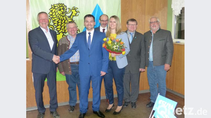 Jetzt ist es offiziell, er ist CSU-Bürgermeisterkandidat: Sebastian Hartl (Dritter von links) mit Ehefrau Steffi, den drei Ortsvorsitzenden und den beiden stellvertretenden Bürgermeistern. Bild: exb