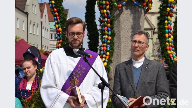 Pfarrer Hans- Martin Meuß (rechts) und Diakon Lukas Lobmeier segneten den Osterbrunnen. Bild: hcz
