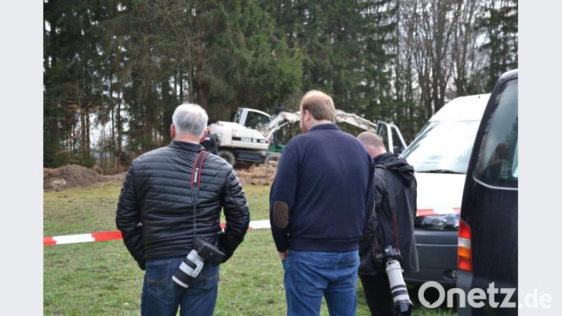 Bild-Reporter an der Absperrung in Waldkirch. Schussbereit für die große Sensaiton Bild: ca