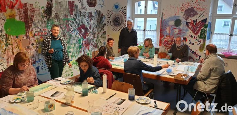 „Es ist noch kein Meister vom Himmel gefallen“ tröstete Günter Haslbeck (stehend) die Anfänger beim Aquarellmalkurs im Familienzentrum Mittendrin. Bild: jzk