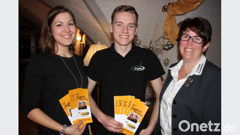 Die neuen Jugendvertreter beim Turnverein Waldsassen, Vanessa Eckert und Lukas Gerl, stellte Dritte Vorsitzende Regina Gerl (rechts) vor. Bild: kro