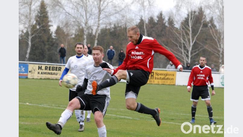 Felix Kraus vom SV Plößberg (rotes Trikot) kommt, hart bedrängt von Simon Fleischmann (VfB Mantel), zum Schuss, aber ein Torerfolg war damit nicht verbunden. Der VfB Mantel entführte mit einem 2:1-Sieg alle drei Punkte vom SV Plößberg. Bild: Rudolf Gebert