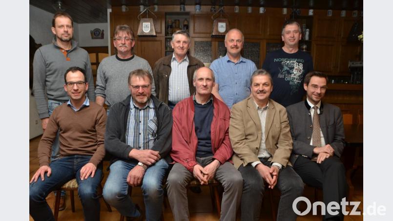 Florian Meißner (vorne, links) übernimmt nun die Zügel beim CSU-Ortsverband in Oberlind. Landtagsabgeordneter Stephan Oetzinger (vorne, rechts) hielt eine flammende Rede für Europa. Bild: dob