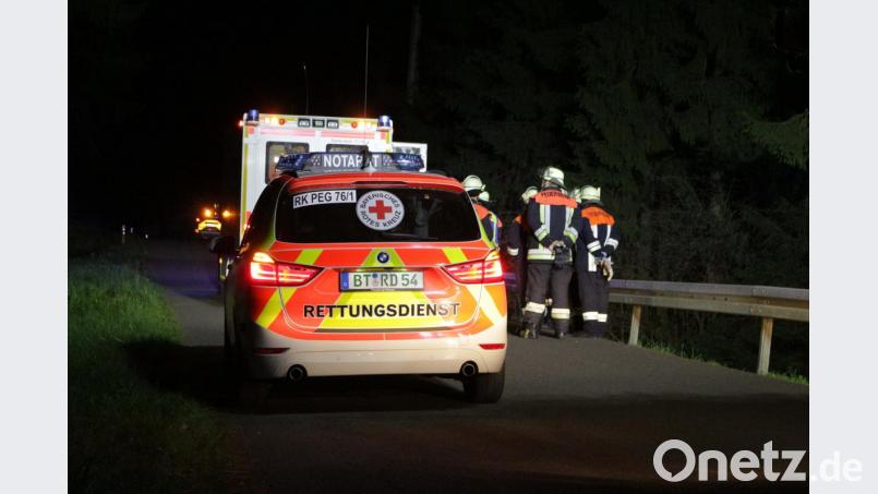 Einsatzkräfte an der Unfallstelle. Bild: jma