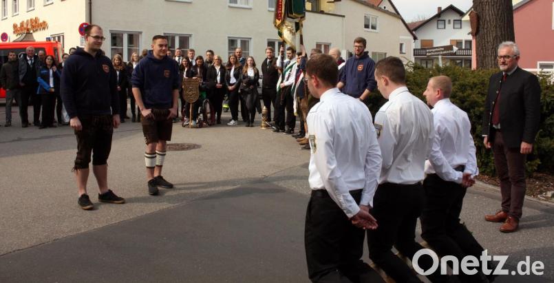 Die Püchersreuther knieten nicht vergebens: Die Rothenstädter Burschen sicherten zu, beim 111. Jubiläum als Paten zu fungieren. Bild: R. Kreuzer