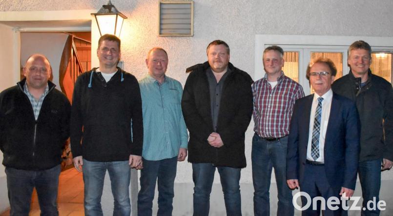 Die neue Vorstandschaft von links Markus Burkhardt, Hermann Lorenz, Johann Brüderer, Marco Eckert, Konrad Helgert, Bürgermeister Werner Walberer, Martin Lorenz. Nicht auf dem Bild Alexander Lang. Bild: whw