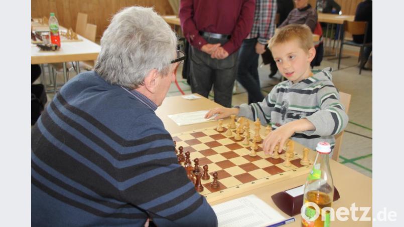 Auch das macht den Reiz dieser Schach- Oberpfalzmeisterschaft aus: Hier spielt ein Achtjähriger, seinen Kontrahenten genau im Blick, gegen einen 72-Jährigen. Wie es ausgegangen ist, wird nicht verraten. Bild: frd