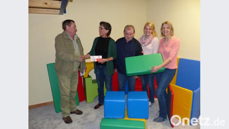 Karl Humbs überreicht in der "Kuschellecke" das Bargeld an Veronika Rupprecht mit Johann Beer und der Elternbeirat Miriam Ettl und Katrin Baier (von links) dankten herzlich Bild: sl