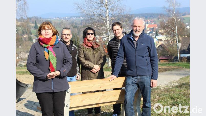 Die Spender der Bank finden den Platz, auf dem die neue Sitzgelegenheit aufgestellt wurde, wunderschön. Das Bild zeigt die Spender Christine und Norbert Horn (links und rechts) mit Wegewart Gerhard König, der Vorsitzenden des Fichtelgebirgsvereins, Irene Anklam, und CSU-Ortsvorsitzendem Wolfgang Söllner. Im Hintergrund der Blick auf Ebnath mit der schönen Pfarrkirche Sankt Ägidius. Bild: soj