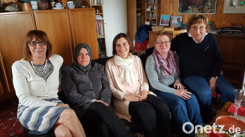 Daheim im eigenen Wohnzimmer empfing Gunhild Stempel (rechts) die Gratulanten zu ihrem 80. Geburtstag, darunter Bürgermeisterin Margit Kirzinger (links) und AWO-Vorsitzende Andrea Grötsch (Mitte). Bild: fjo