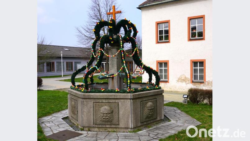 Der Lobkowitzbrunnen wird seit 22 Jahren alljährlich in der Osterzeit zum Osterbrunnen Bild: fvo