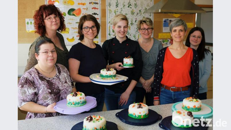 VHS-Kurs &quot;Motivtorten&quot;: Unser Bild zeigt die Hobby-Konditorinnen mit Expertin Annalena Renner (Mitte). Bild: do