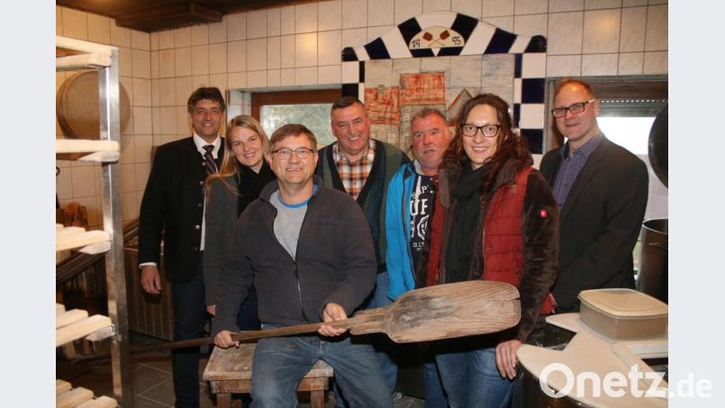 1. Vorsitzender Edgar Knobloch (von links), Kassier Melanie Richter, Beisitzer Kenneth Vlasek, 2. Vorsitzender Hans Speckner, Beisitzer Oswald Ohla, Kassenprüferin Michaela Keck-Neidull und Schriftführer Frank Neubauer freuen sich schon auf das gute Stadtmühlbrot. Bild: sne