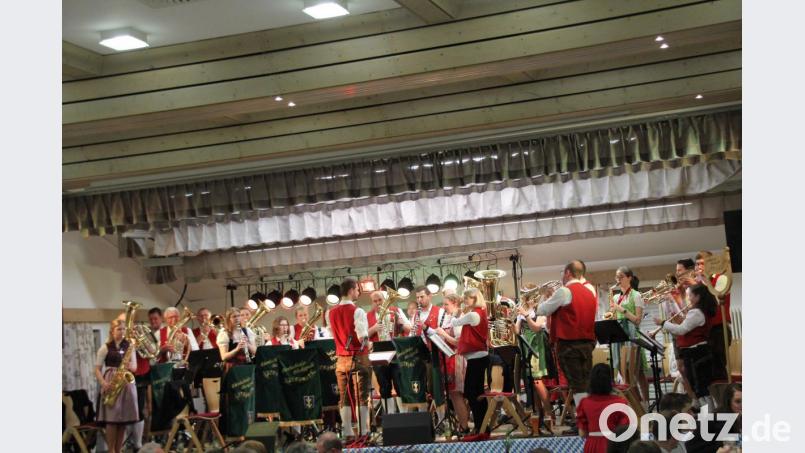 Blasmusik in all ihren Facetten präsentiert die Ehenbachtaler Blaskapelle bei ihrem Bockbierfest im voll besetzten Saal des Vitusheims. Bild: ads