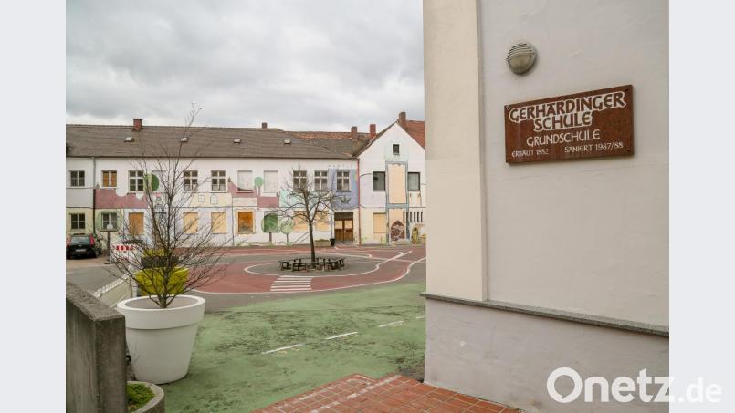 Die Sanierung der Gerhardingerschule und der Ersatzneubau für das alte Krankenhaus (im Hintergrund) sind in den kommenden Jahren von der Stadt zu schultern. Bild: Hösamer