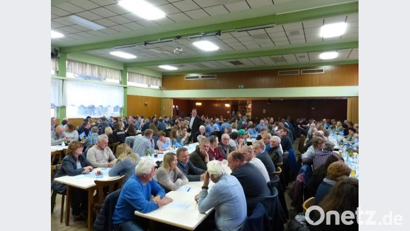So viele Besucher sieht das Naabtalhaus in Oberwildenau selten. Tische und Stühle mussten herangeschafft werden, damit alle CSU-Mitglieder einen Sitzplatz fanden. Bild: exb