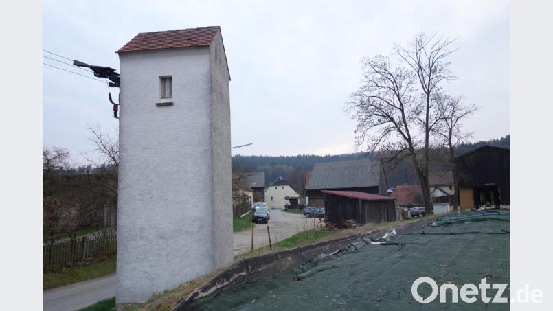 Mit einer passenden farbigen Gestaltung der Außenfassade und einer Umnutzung zum "Fledermaus-Hotel" reicht die Marktgemeinde ihre Planung für den Trafoturm bei den Fachstellen ein. Bild: fjo