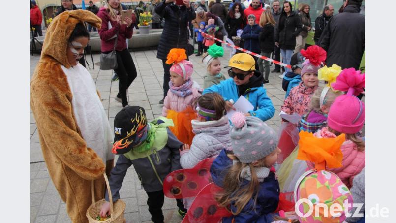 Beim Markt am Palmsonntag verteilte der Osterhase Süßigkeiten an die Kinder. Bild: kro