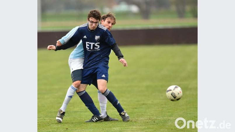 Der Schirmitzer Bastian Dütsch) versucht vergeblich, Maximilian Kuhbandner vom SV Kulmain vom Ball zu trennen. Bild: A. Schwarzmeier