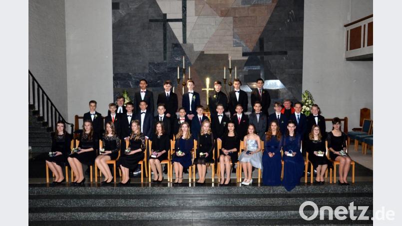 Diakonin Irene Elsner (Sechste von rechts) und Pfarrer Roland Kurz (Sechster von links) freuten sich mit den Konfirmanden. Bild: Foto-Neuber