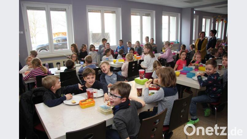Gemeinsam gefrühstückt wurde in der Grundschul-Mensa. Bild: wro