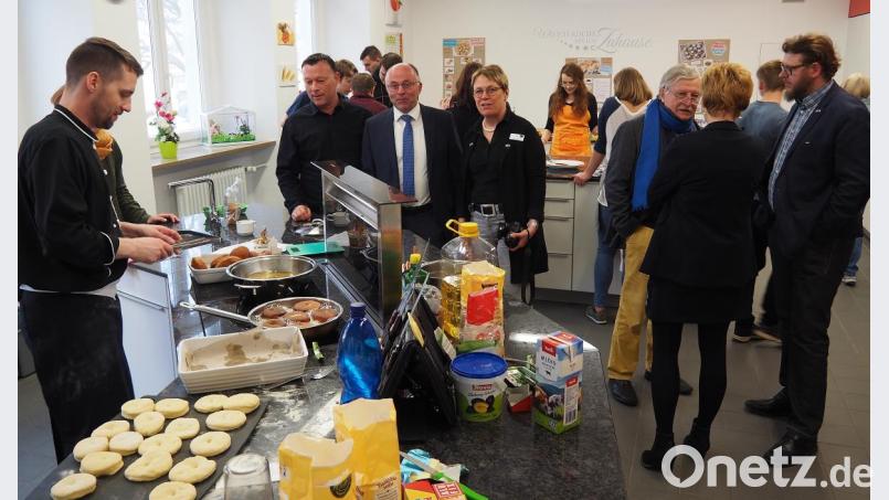 Dem Profikoch aus Pilsen Peter Jedlička schauen die Gäste zu. Bild: Bühner