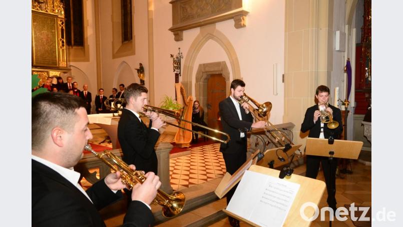 Das Blechbläserensemble spielt zum Schluss des Konzerte eine &quot;Pleysteiner Weise&quot;, die Maximilian Petz (2. von rechts) für das Eröffnungskonzert tags vorher komponiert hatte Bild: bey