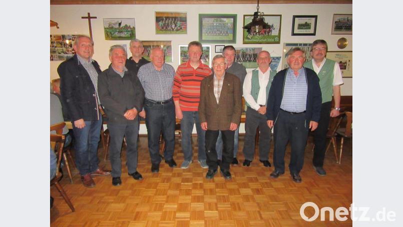 Ehrungen für langjährige Mitglieder bei der Jahreshauptversammlung der Siedlergemeinschaft Reuth - Premenreuth. Von links: Bürgermeister Werner Prucker, Harald Blommer, Raimund König, Josef Trottmann, Wolfgang Käß, Bruno Neugirg, Otto Höfer, Bernhard Zeus, Lothar Neugirg und Vorsitzender Edgar Wagner. Bild: ang