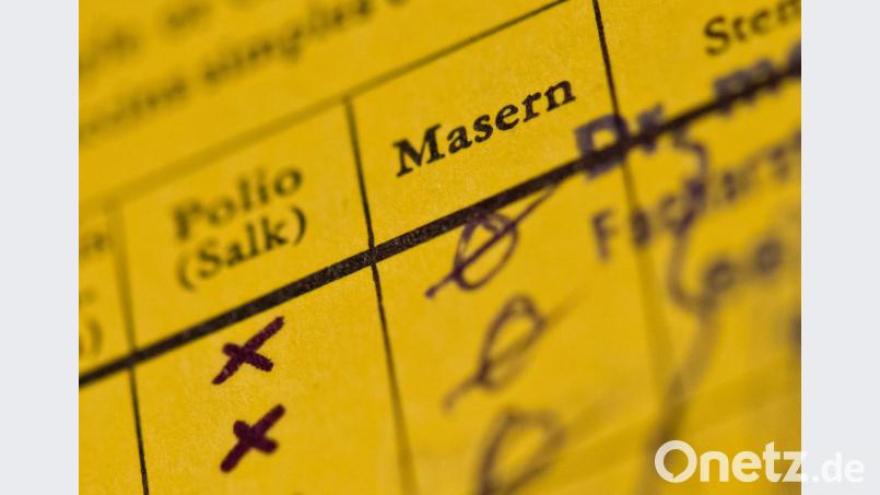 Ein Impfbuch mit markierten Feldern für Polio und Masern. Bild: Daniel Karmann/dpa