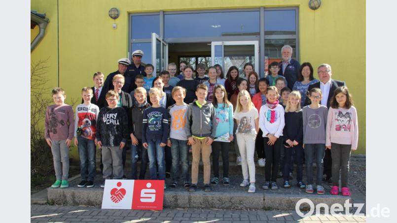 Gute Leistungen zeigen die Schnaittenbacher Viertklässler bei der Radfahrprüfung, für die sie mit Wimpeln und Ehrenwimpeln von der Polizei ausgezeichnet werden. Bild: ads