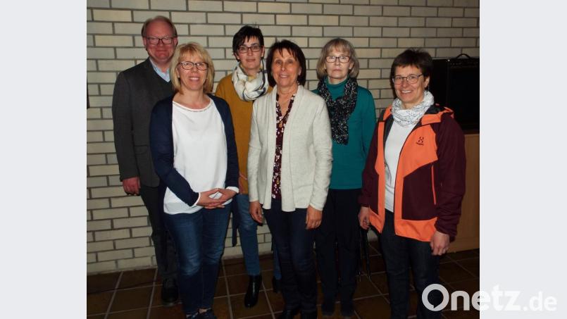 Der Frauenbund Kümmersbruck wählt einen neuen Vorstand (von links): Pfarrer Wolfgang Bauer, Kerstin Gmeiner, Martina Pospiech, Ulrike Gudat, Gabi Pemp und Gemeindereferentin Elisabeth Harlander Bild: e