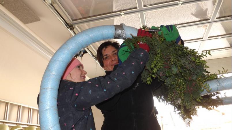 Luisa Gassner (links) lernt unter der Anleitung ihrer Mutter Sonja das Binden der Krone. Bild: trj